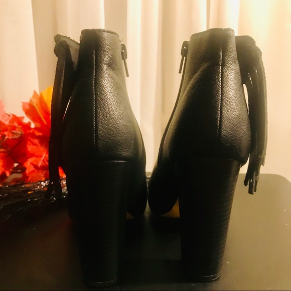 🍁✨EUC Express Black tassel &peep toe booties 🍁✨ - Picture 3 of 5